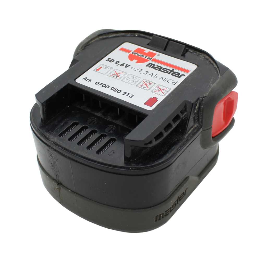 Schwarzer Werkzeugakku mit Etikett und rotem Entriegelungsknopf, Ansicht schräg von oben auf weißem Hintergrund