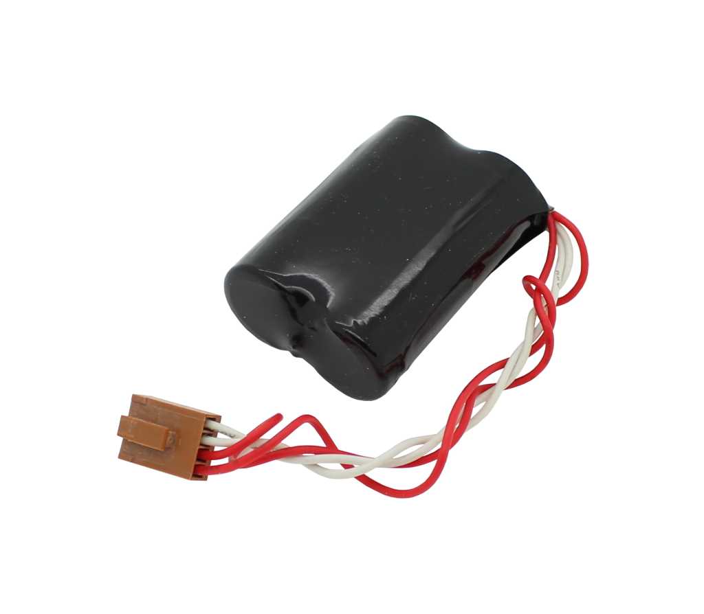 Schwarzer Batteriepäckchen mit rot-weißen Kabeln und braunem Stecker auf weißem Hintergrund