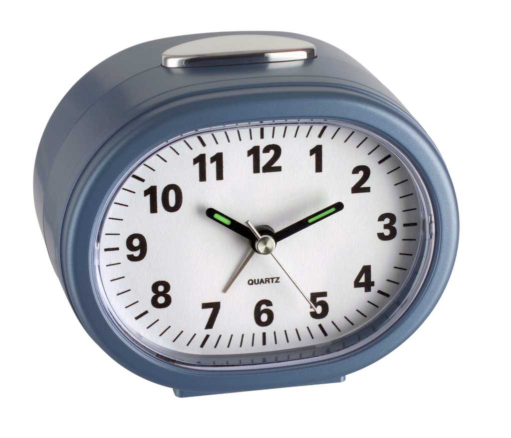 Blauer analoger Wecker mit weißem Zifferblatt, schwarzen Zahlen und Zeigern mit grünen Leuchtstreifen, oben Taste
