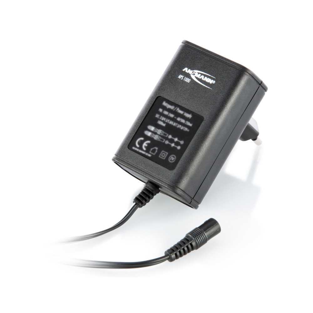 Schwarzes Steckernetzteil mit Eurostecker, festem Kabel und zylindrischem Hohlstecker auf weißem Hintergrund