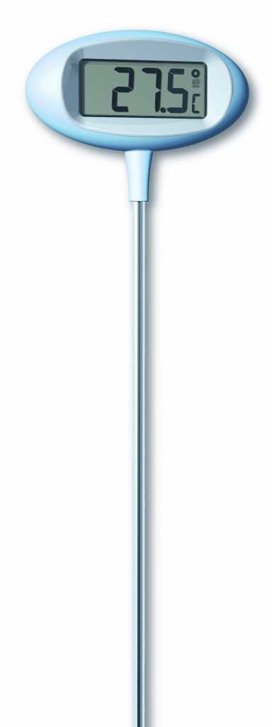 Blaues Stabthermometer mit ovalem Digitaldisplay, Anzeige 27,5 °C auf weißem Hintergrund