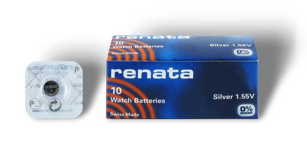 Blaue Schachtel mit Knopfzellen und links eine einzelne Knopfzelle in Blisterverpackung auf weißem Hintergrund