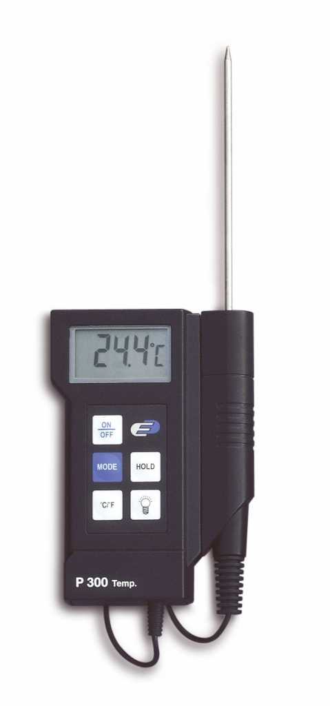Schwarzes Digitalthermometer mit Display, Tastenfeld und angeschlossenem Metallfühler nach oben auf weißem Hintergrund