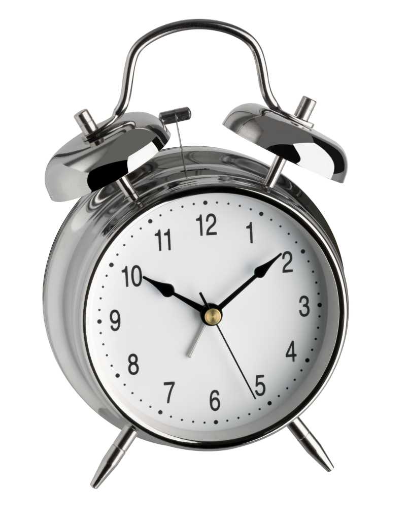 Verchromter Wecker mit weißem Zifferblatt, schwarzen Zahlen, zwei Glocken oben und zwei Standfüßen, Zeiger auf 10:10