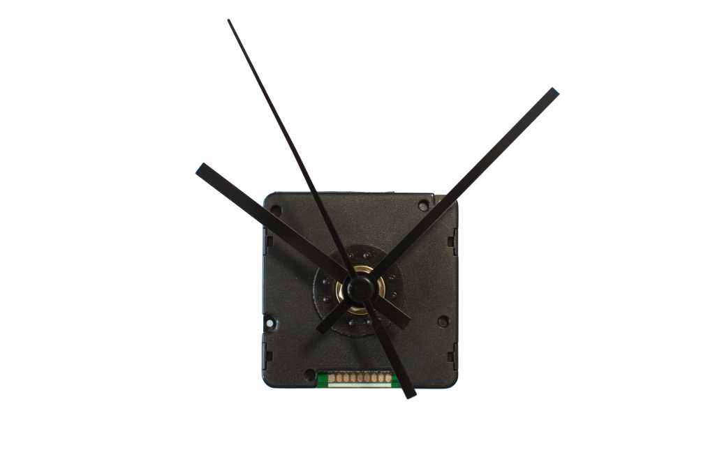 Schwarzes Uhrwerkgehäuse mit drei montierten Zeigern, darunter sichtbare Leiterplatte auf weißem Hintergrund