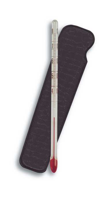 Glasthermometer mit roter Spitze vor schwarzem Etui auf weißem Hintergrund