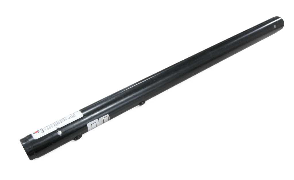 Schwarzer zylindrischer Akkustab mit Etikett und kleinen seitlichen Erhebungen, diagonal auf weißem Hintergrund