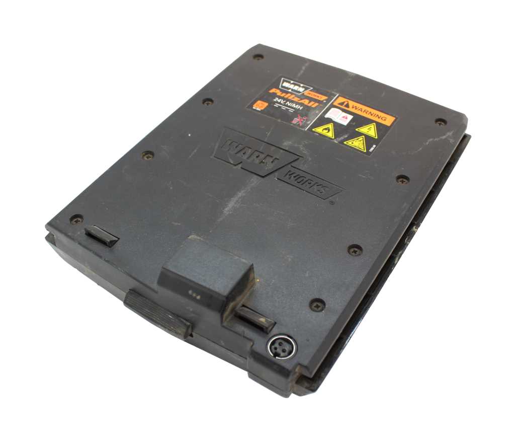 Schwarzer Akkupack mit Steckkontakt, Schrauben und Warnsymbol-Aufklebern, schräg von oben fotografiert