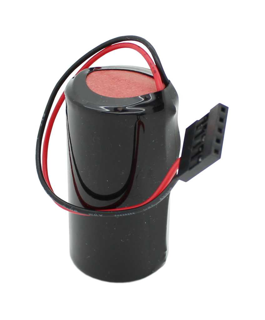 Schwarzer zylindrischer Batteriepack mit rotem und schwarzem Kabel sowie schwarzem Steckverbinder auf weißem Hintergrund