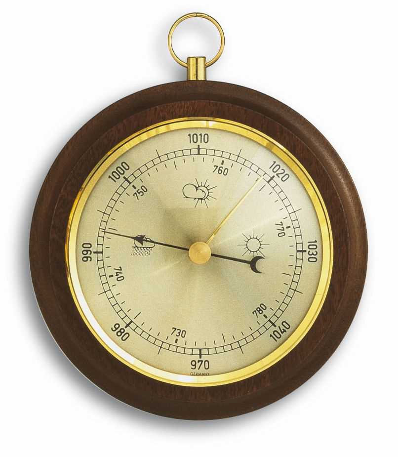 Rundes Barometer mit dunklem Holzrahmen, goldener Skala und Ringaufhängung oben