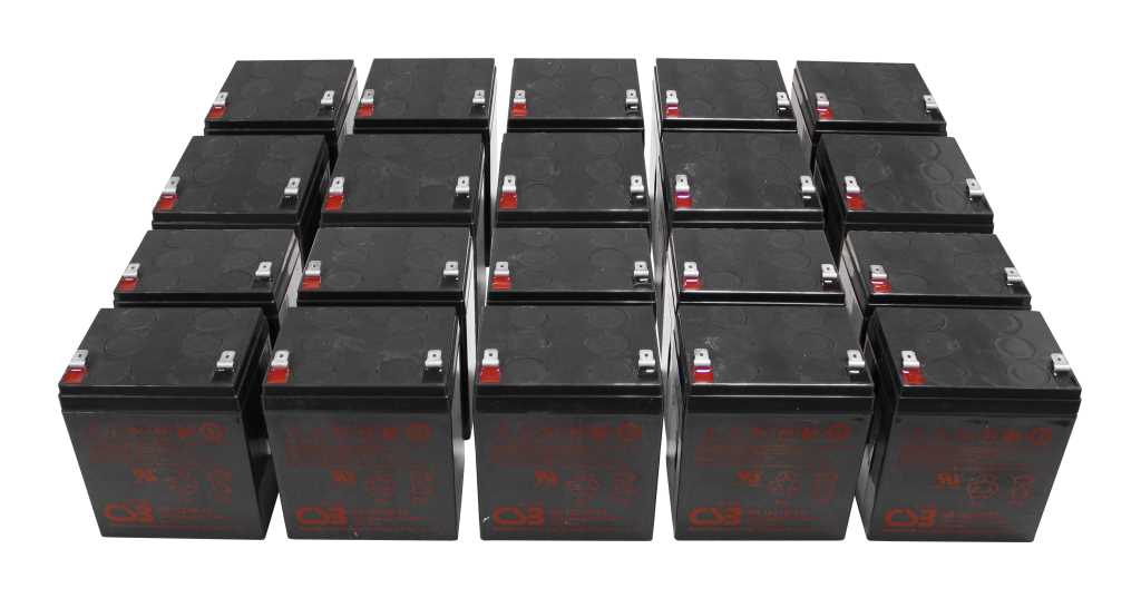 16 schwarze Batterien mit roten und silbernen Anschlussklemmen in vier Reihen auf weißem Hintergrund