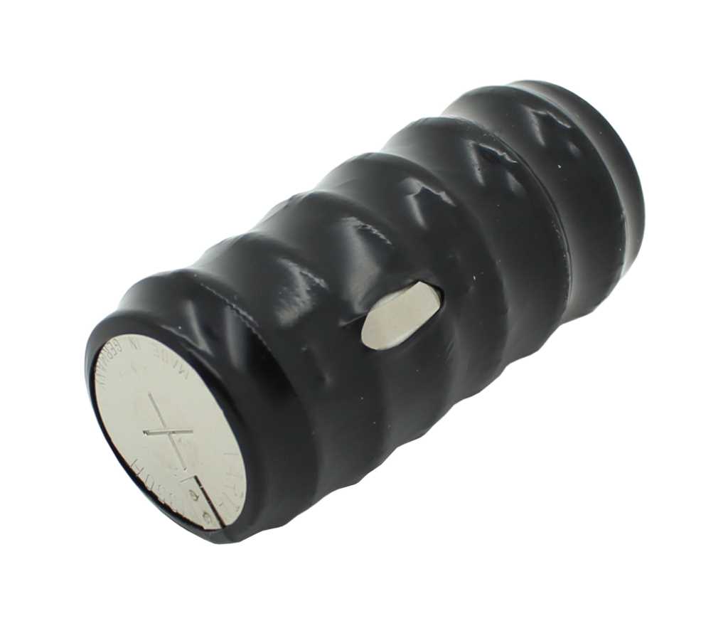 Zylindrischer Akkupack mit schwarzem Schrumpfschlauch, sichtbarer Pluspolscheibe und seitlichem Metallkontakt