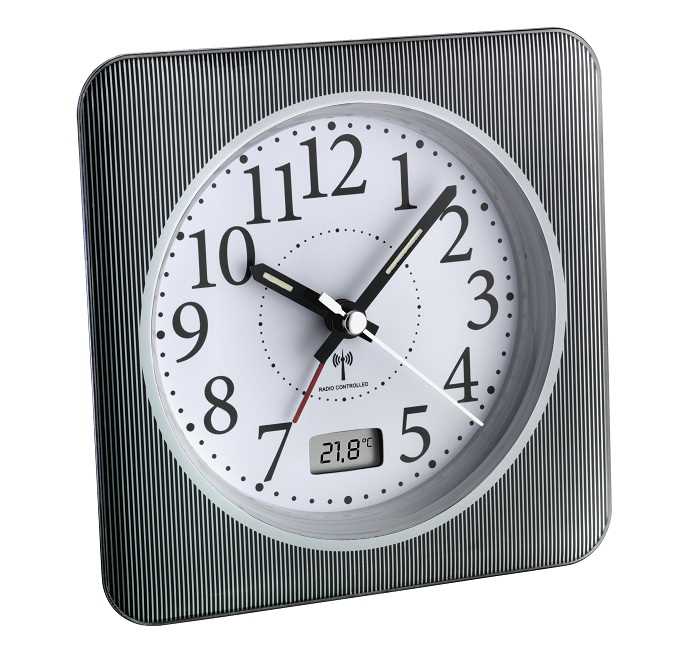 Quadratischer Funkwecker mit analogem Zifferblatt und kleinem Digitaldisplay unten, zeigt 21,8 °C