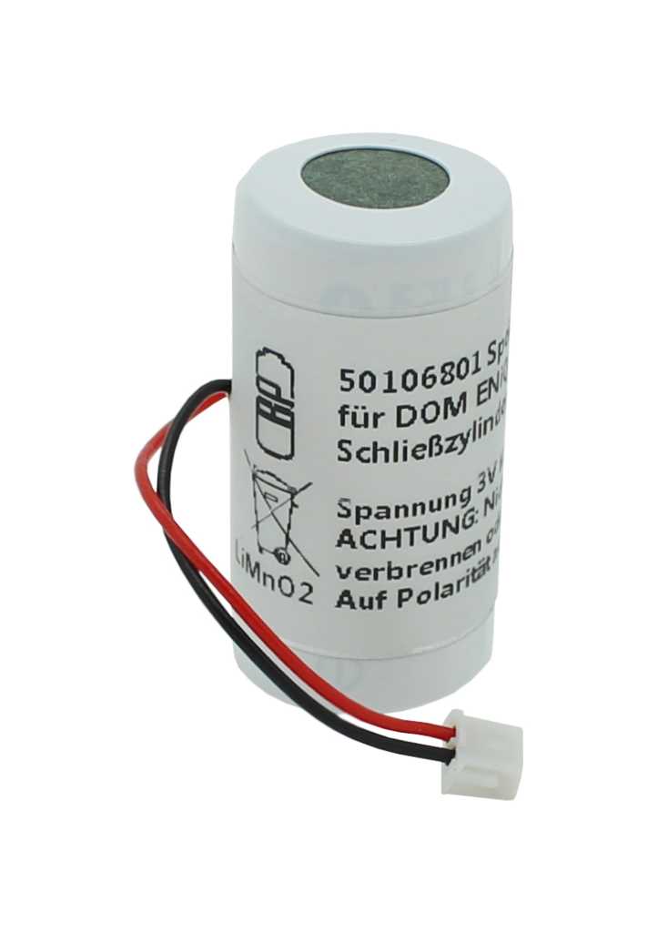 Zylindrische Batterie mit weißer Ummantelung, rot-schwarzem Kabel und kleinem weißen Steckverbinder auf weißem Hintergrund