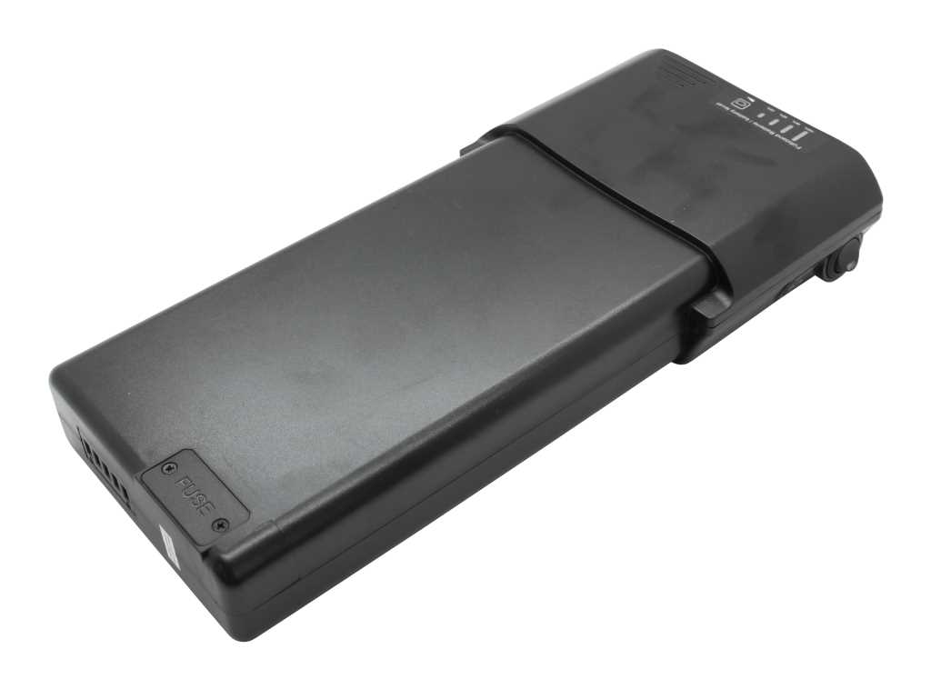 Schwarzer rechteckiger E-Bike-Akku mit seitlicher Taste und Abdeckung am Ende, schräg von oben fotografiert