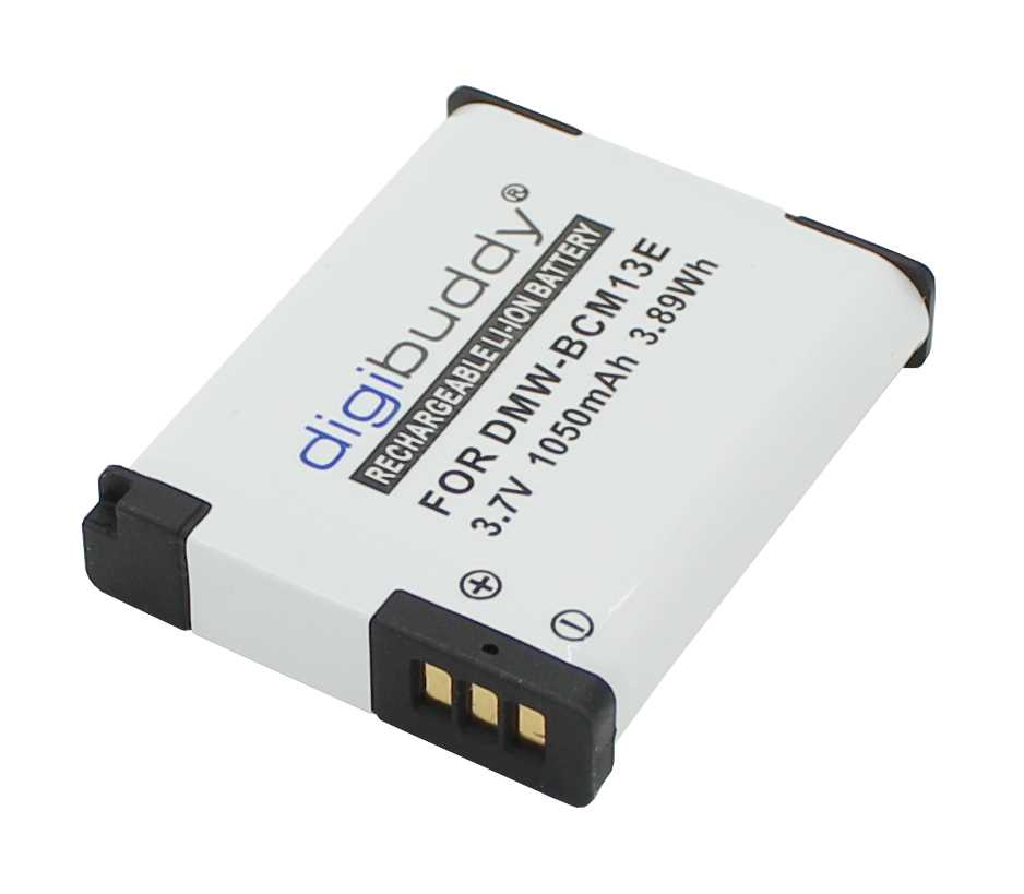 Weißer Kameraakku mit schwarzem Rand und drei goldenen Kontakten, schräg auf weißem Hintergrund