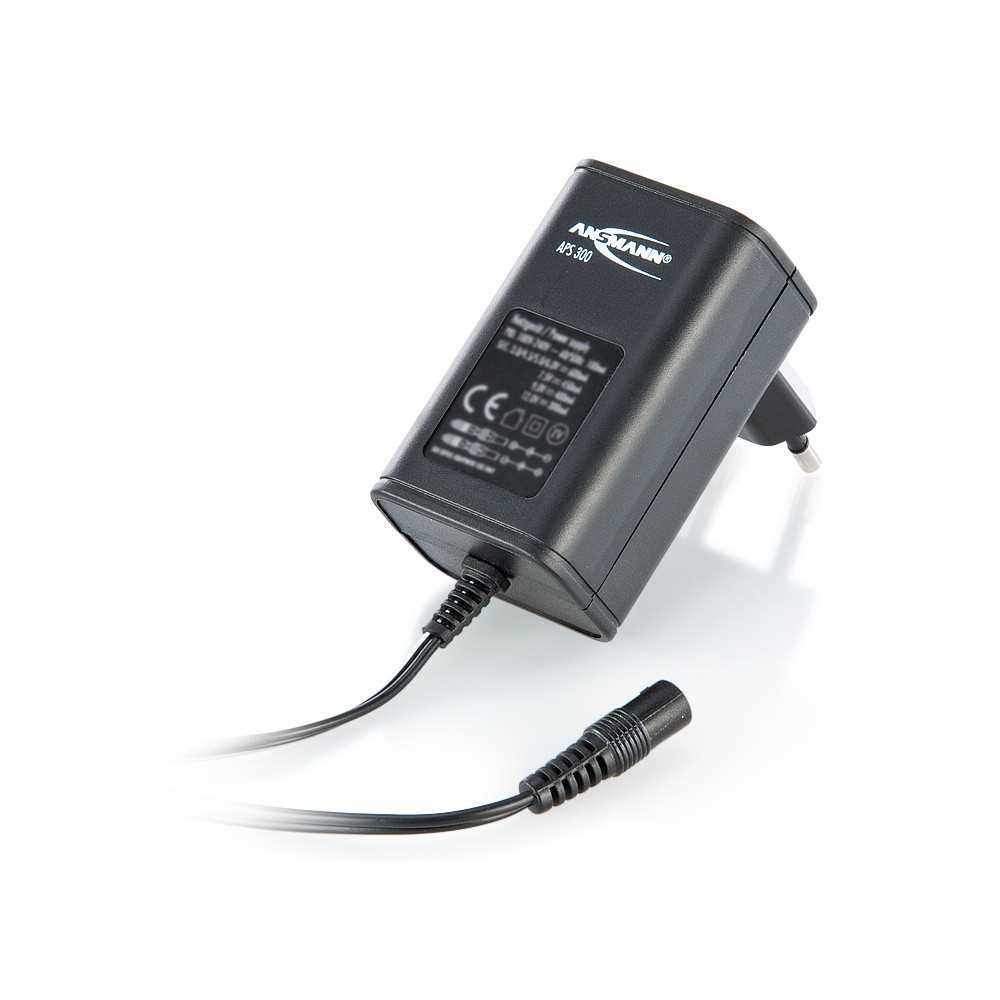 Schwarzes Steckernetzteil mit Eurostecker und festem Kabel, am Kabelende runder Hohlstecker auf weißem Hintergrund