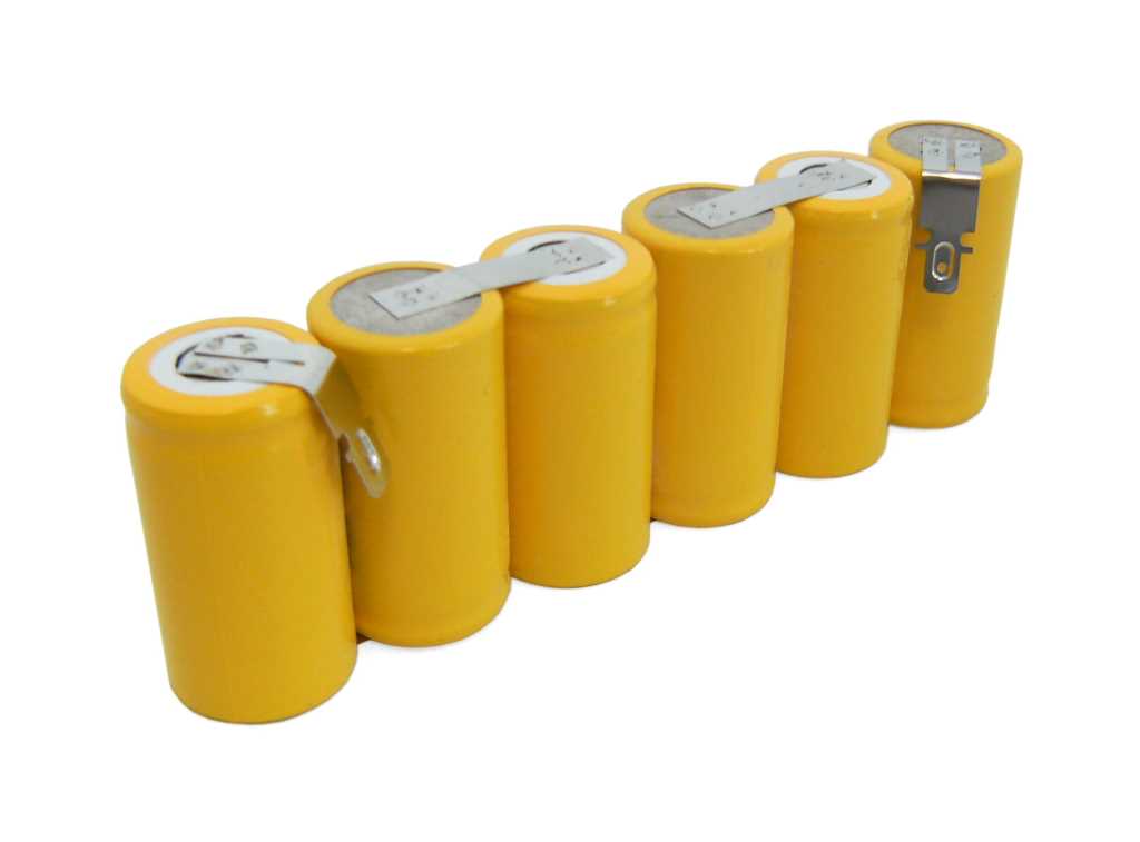 Akkupack aus sechs gelben zylindrischen Zellen mit Metalllaschen und Steckkontakten auf weißem Hintergrund