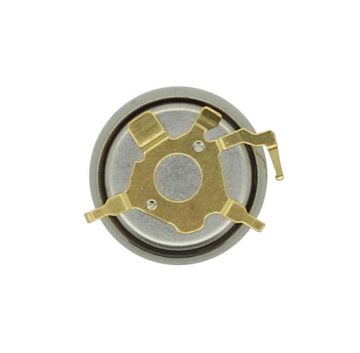 Runde silberne Knopfzelle mit goldfarbenem Kontaktblech und vier Laschen auf weißem Hintergrund