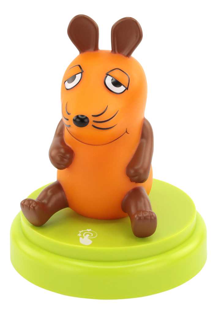 Orangefarbene Mausfigur mit braunen Ohren und Pfoten auf grünem Sockel vor weißem Hintergrund