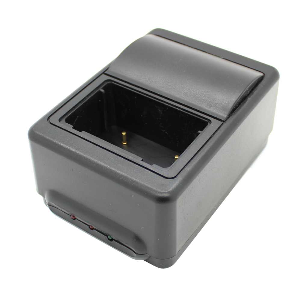 Schwarze Ladestation mit rechteckiger Einsteckmulde und zwei Kontaktstiften, vorne drei kleine Status-LEDs