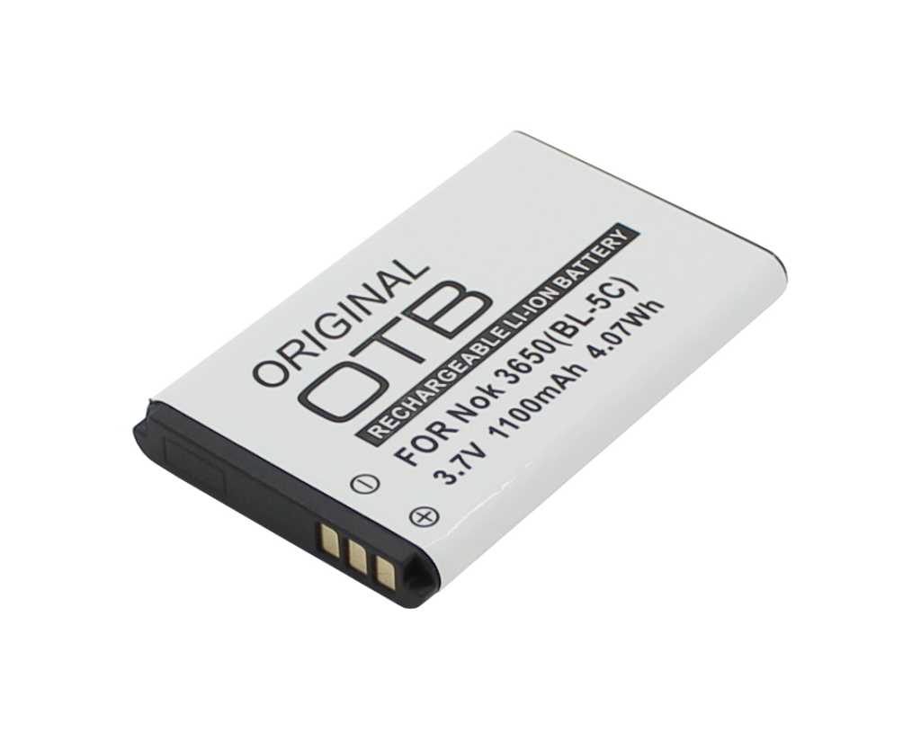 Weißer Handyakku mit schwarzem Rand und drei goldenen Kontakten, schräg auf weißem Hintergrund