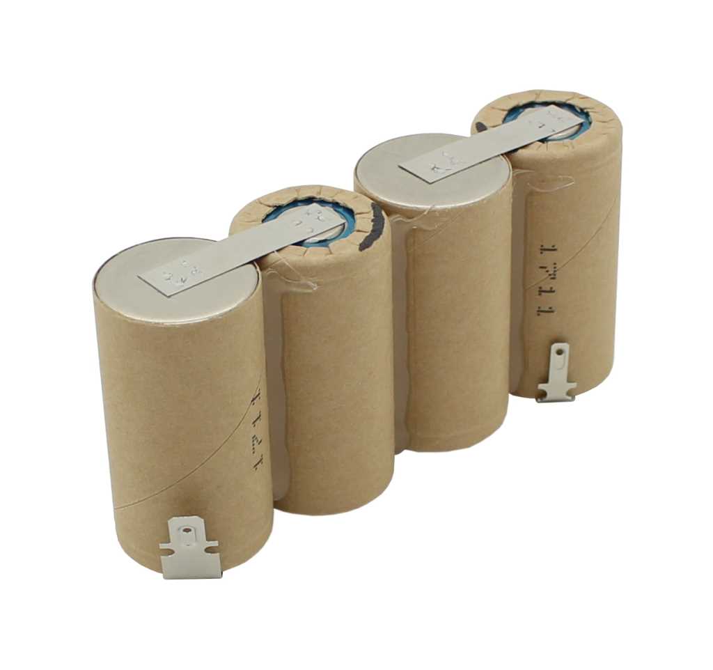 Akkupack aus vier zylindrischen Zellen mit Papierummantelung, Metallverbinder und weißen Steckkontakten