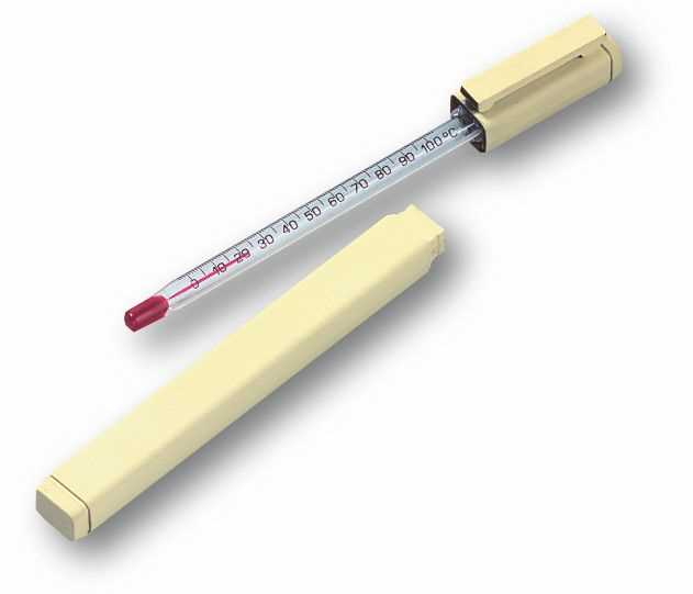 Glasthermometer mit roter Spitze und Skala, daneben hellgelbes zweiteiliges Etui auf weißem Hintergrund
