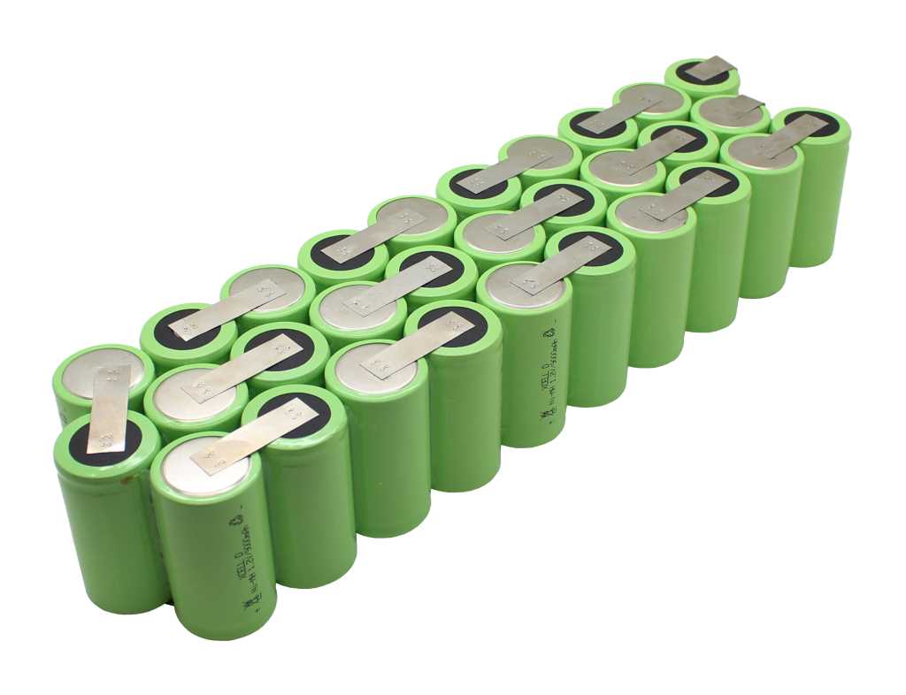 Akkupack aus grünen zylindrischen Zellen in Reihen, oben mit Metallstreifen verbunden, freigestellt auf Weiß