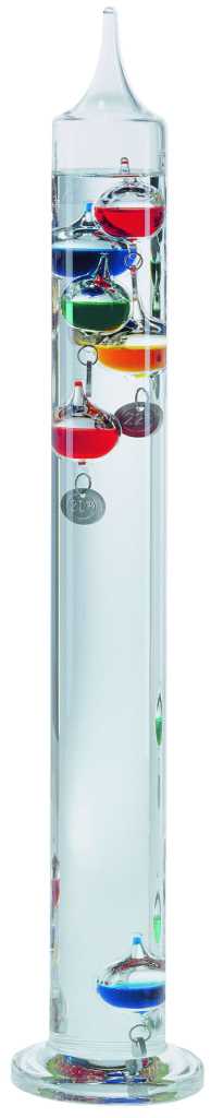 Glaszylinder mit mehreren farbigen Flüssigkeitskugeln und silbernen Anhängern in einer klaren Flüssigkeit auf rundem Fuß