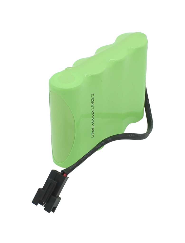 Grünes Akkupack mit schwarzem Kabel und schwarzem Stecker auf weißem Hintergrund