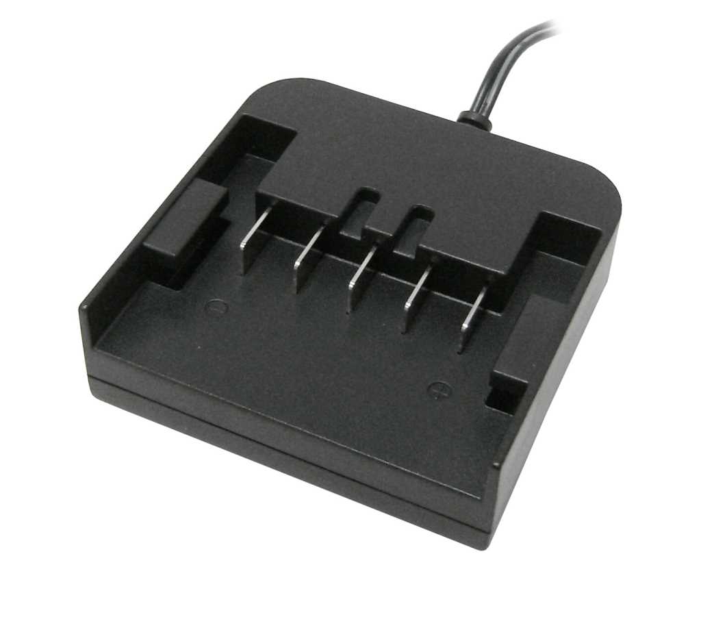 Schwarze Ladegerät-Basis mit Kontaktstiften und Kabelanschluss, schräg von oben auf weißem Hintergrund