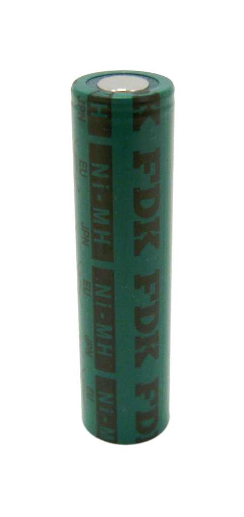Grüner zylindrischer Akku mit flachem Pluspol, seitlicher schwarzer Aufschrift auf weißem Hintergrund