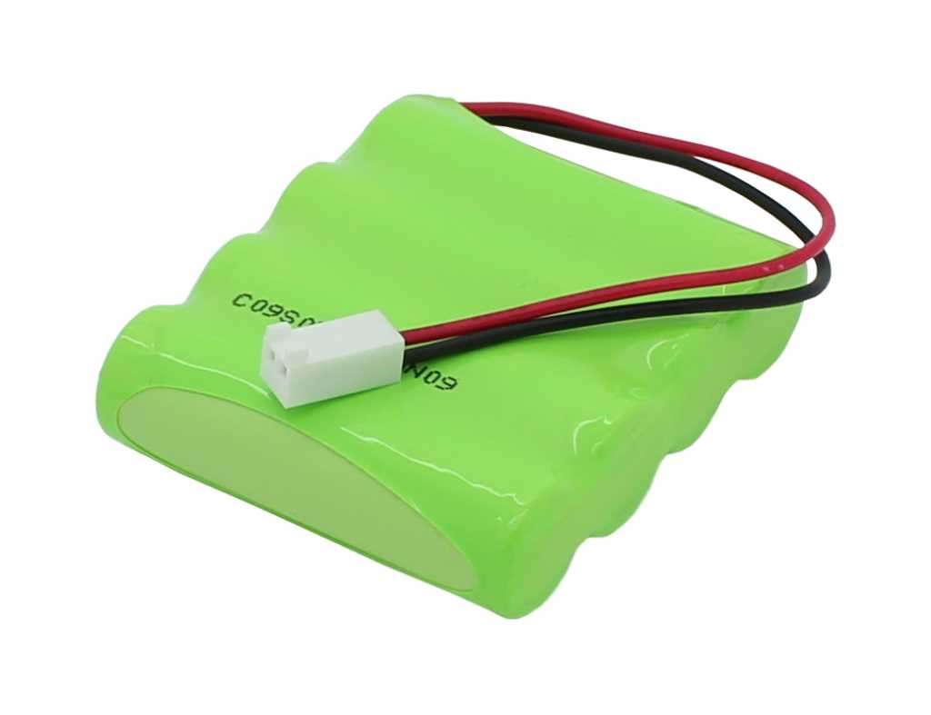 Grünes Akkupack mit rotem und schwarzem Kabel sowie weißem Stecker auf weißem Hintergrund