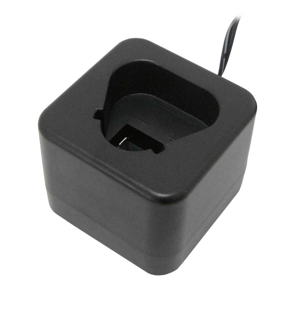 Schwarzes Ladegerät mit quadratischer Basis, vertiefter Akkuschale und Anschlusskabel auf weißem Hintergrund