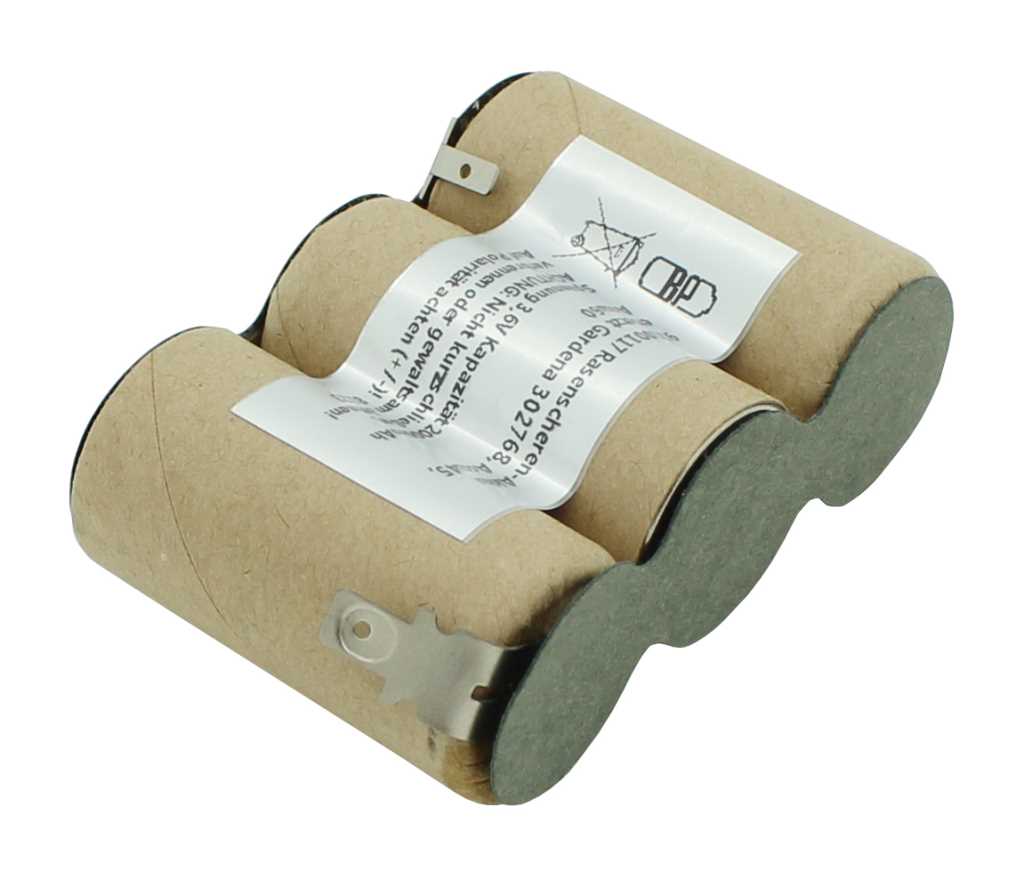 Akkupack aus drei zylindrischen Zellen in Papphülle mit Metallkontakten und weißem Etikett auf weißem Hintergrund