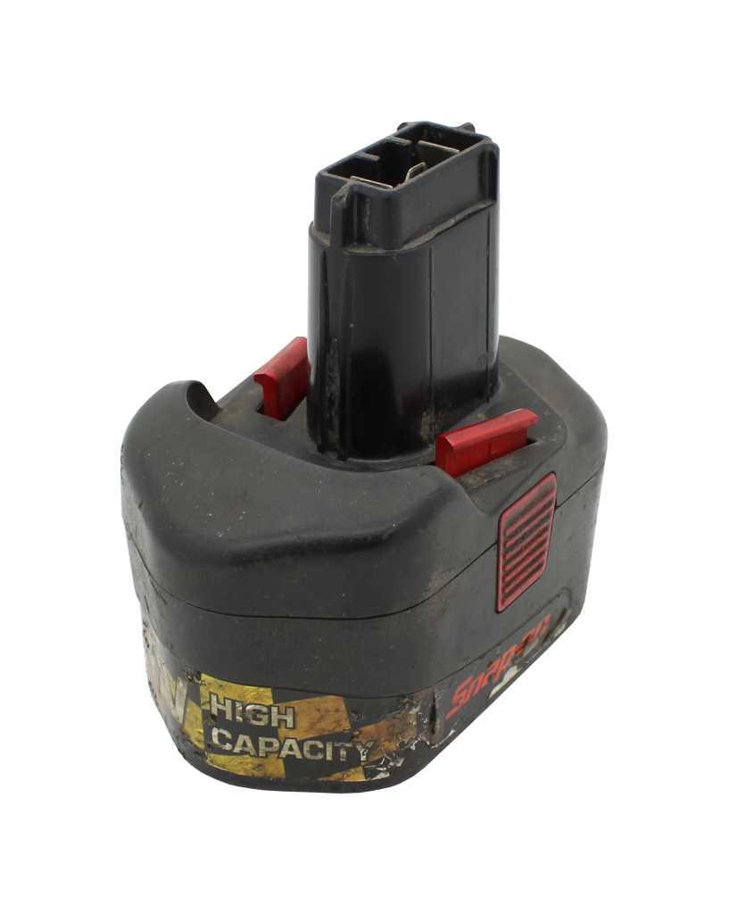 Schwarzer Werkzeugakku mit rotem Entriegelungsknopf und hohem Steckanschluss, sichtbare Gebrauchsspuren am Etikett